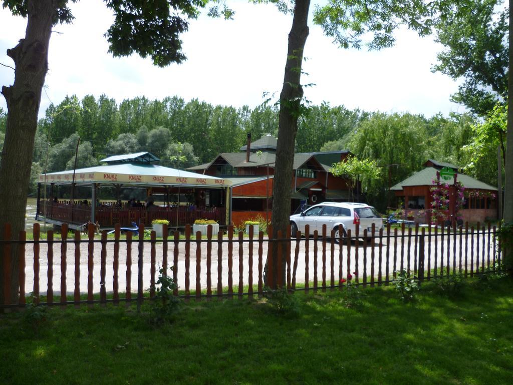 Pool And Villa Splav Dunavac Futog Exterior photo